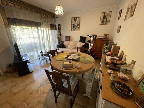Propriétés Privées Ajaccio a le plaisir de vous présenter cet appartement calme de type T2, à rafraichir, d'une superficie de 30 m², situé au second étage avec ascenseur, au sein de la jolie résidence de 