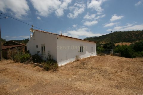 Discover this beautiful farmhouse in Zebro de Baixo, Municipality of Silves, in the enchanting landscape of the Algarve. This charming Quinta offers a unique opportunity for those seeking peace, space and potential. The farm has an approved project f...