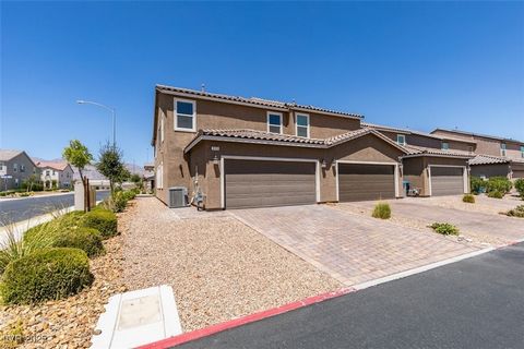 GORGEOUS, MODERN 3 BEDROOMS PLUS LOFT TOWNHOME IN MASTER PLANNED COMMUNITY TULE SPRINGS*DEIGNED IN MODERN NEUTRAL COLORS* GOURMET KITCHEN WITH DARK CABINETS, QUARTZ COUNTERTOPS, STAINLESS APPLIANCES, BUILT-IN ELECTRIC OVEN, SEPARATE GAS COOKTOP WITH ...