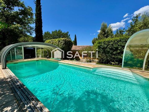 Maison traditionnelle avec vue, piscine et garage