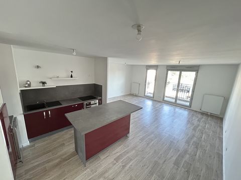 Au dernier étage d'une copropriété de 2013 (DPE : B), cet appartement fonctionnel et très bien distribué vous séduira par sa luminosité et ses volumes. Il se compose d'une entrée avec placards, d'une suite parentale (chambre, salle de douche et wc), ...