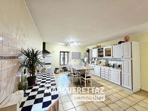 HOUSE VILLAGE CENTER 140 M² 6 ROOMS Semi-detached house (not annoying) with a great potential of 140 m² in the heart of the village of Bonne close to all amenities: shops, schools, restaurants, doctors... close to major motorways and 20 minutes from ...