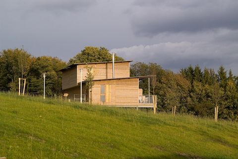 Escapade chaleureuse au bord du lac du ValJoly Nichée dans la paisible résidence Les Hauts de ValJoly, cette maison de vacances mitoyenne de 25 m² est un refuge romantique idéal pour deux. Lumineuse, moderne et intelligemment conçue, elle comprend un...