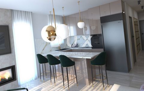 TROGIR, ČIOVO - penthouse vlakbij het strand In een rustige doodlopende straat in Trogir staat een appartement te koop op de bovenste verdieping van een gebouw met een eigen dakterras en een aangebouwde garage. Het appartement ligt hemelsbreed 120 me...