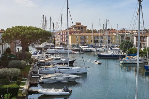 This rare and exceptional waterfront fisherman's house is located in the heart of a peaceful environment that Port Grimaud offers. Completely renovated, the building is the result of the reunification of two houses, enjoying large volumes, with a tot...
