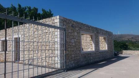 Achladia Una casa in pietra di nuova costruzione semifinita con vista sul mare. La casa si trova su un terreno di 4500m2 con diversi alberi da frutto. È una casa in pietra semi-finita di 110m2. Si compone di una zona giorno open space con cucina, due...