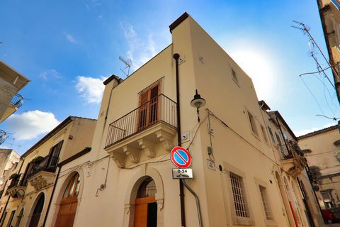 How I love coming to Scicli! Turning through its streets it seems to be in a movie set, with its narrow streets paved with bricks, the ecru-colored houses that run along the streets in a succession of high and low volumes, punctuated by windows with ...
