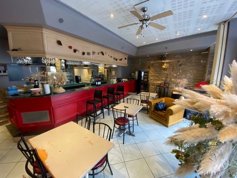 Located on the main axis of Entraygues, commercial premises used as a bar/restaurant of approximately 80 m² including a dining room with bar (licence 4), equipped kitchen and toilets. All in very good condition and ready to be used (rented until Apri...