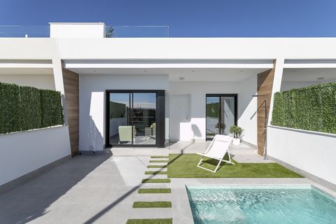 Modern one-level villas with private pool and solarium, with 2 or 3 bedrooms and 2 bathrooms on plots of 130-352 m². Available semi-detached and independent. Great access to day-to-day services, such as restaurants, bars, educational centers, sports ...