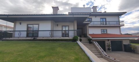 Luxury Villa V5 of four fronts with 436m2 of gross area planted in four lots with a total of 1930m2, with sun exposure to the south, located at the entrance of the City of Fafe, near the city center, shopping areas and the public transport network. V...