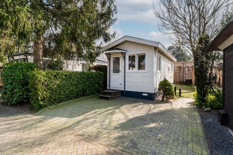 Enjoy a peaceful holiday in this chalet in the Guelders region in Putten where peace, space and relaxation are at number 1. It is ideal for a romantic trip with your partner. The property is located in Putten, Gelderland, a place on the border of the...