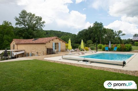 On a large plot with swimming pool, this house offers 4 bedrooms and 4 bathrooms. This is a guest house. Old mill dating from the 16th century, it is located in Plazac in Dordogne. On the ground floor, the living room of 73 m² has a lounge area where...