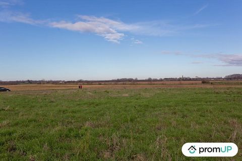 Varzay, town located in the department of Charente-Maritime, 10 minutes from La Saintes, 30 minutes from Royan and 40 minutes from Rochefort. Close to the school and all shops and amenities. This land of 8,912 m² is bounded and to build. In the count...