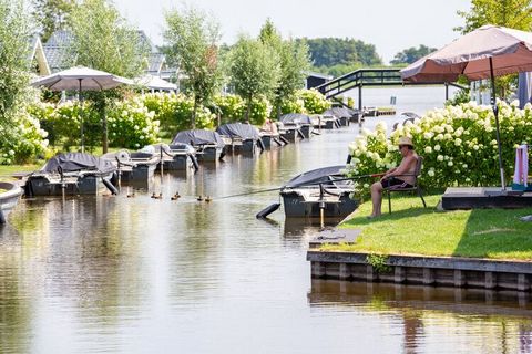 Op Vakantiepark Giethoorn staan verschillende, moderne accommodaties. In één opzicht zijn ze echter allemaal gelijk. Elke variant ligt namelijk direct aan het water met direct toegang tot het meer Het Bovenwijde. Je hebt de keuze uit verschillende ty...