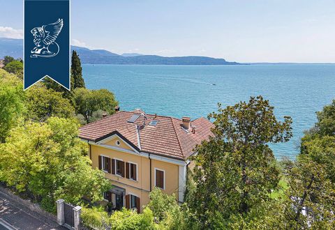 Dans une position exclusive au bord du lac à Gardone Riviera, avec accès aux rives du lac de Garde, ce luxueux appartement est à vendre. La résidence se compose de seulement quatre unités résidentielles, entourées par la verdure d'un parc luxuri...