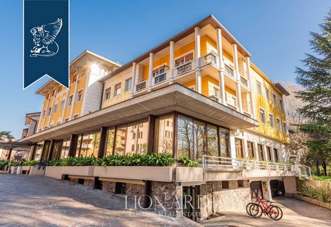 Cette splendide structure utilisée comme hôtel de charme est à vendre à Boario Terme, un endroit renommé dans la région de Brescia qui abrite un spa exclusif, idéal comme point de départ pour atteindre le lac d'Iseo et son caractéristique Monte ...
