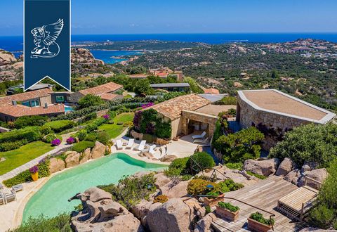 In Arzachena, in a panoramic and exclusive position on a hill one step away from the sea of ​​the Costa Smeralda, this magnificent luxury villa is on sale The result of the work of some of the most well -known architects worldwide, the design of the ...