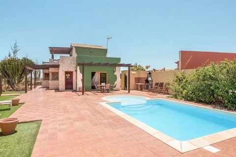 Best House offers for sale a spectacular villa of 168 useful meters and 1,000 meters of plot in the area of Casillas Morales. The property consists of 2 floors in the first we have 3 spacious bedrooms, a bathroom, a suite with dressing room and bathr...
