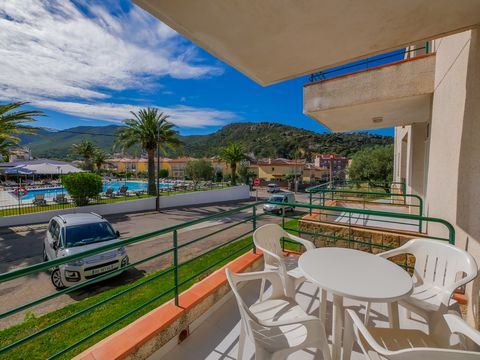 Die Wohnung in Rosas / Roses verfügt über 1 Schlafzimmer und bietet Platz für 4 Personen. Die Wohnung ist gemütlich, ist sehr hell und hat 45 m². Es bietet Blick auf den Berg. Es ist 1,90 km von Entfernung zum Strand Sandstrand, 1,50 km von der Stadt...