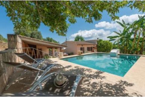 Welcome to this magnificent house, for 6 people located in the countryside of the beautiful rural village of Santa Margalida. The exteriors are wonderful, thanks to the landscaped areas, which give color to the house. The chlorinated 4 x 6 m pool (wi...