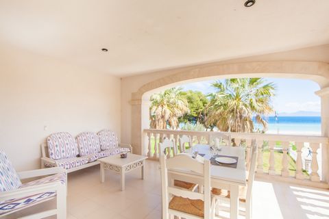 Charming apartment on the seafront in Puerto de Alcudia with a capacity for 4 people. The coquettish apartment is located on the first floor of a fenced housing development with four units. Spend a lazy afternoon in the shared garden, where you’ll fi...