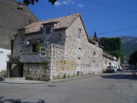 Kaštel Sućurac, stone house with yard - reconstruction - sale. Areas approx. 850 m2 on 4 floors on a plot of 479 m2. The property needs renovation to optimize its potential. After the renovation, it would be ideal for opening a hostel or B&B. A few s...