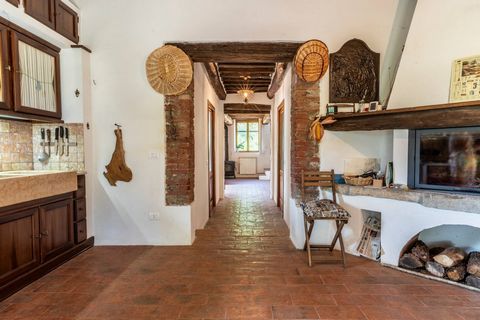 Delightful farmhouse nestled among the Sienese hills. This property, located on top of a small hill and completely surrounded by nature, is located just two kilometers from the village of Chiusdino. It is a farmhouse of about 152 square meters renova...
