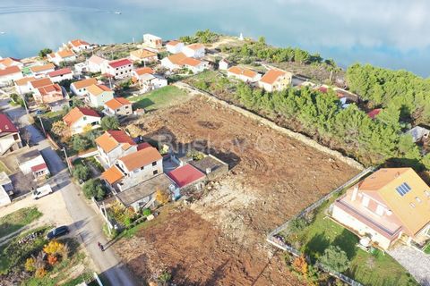 Novigrad Zadarski, A building plot of 2830 m2 is for sale in Novigrad in the apartment complex Crnopalj. The field is located 250 m from the sea, at an altitude of 40 m, which provides a view of the sea. All infrastructure is right next to the access...