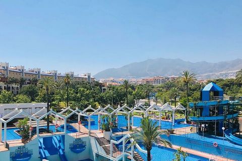 The privileged location of this apartment in one of the most beautiful areas makes it the most impressive tourist complex on the Costa del Sol so that you can enjoy family holidays. It has 15,000 m² of gardens and artificial lakes, five spectacular s...