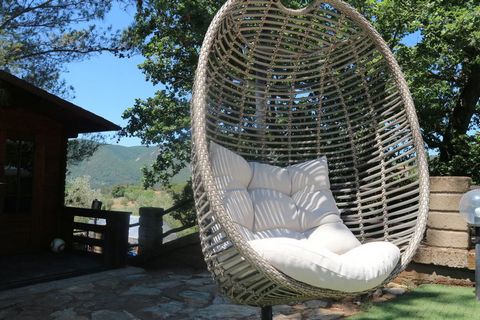 Deze zeer comfortabele vakantiewoning met privézwembad beschikt over een grote tuin met verschillende zithoekjes. De villa is gelegen in Suvereto en beschikt over 3 slaapkamers. Ideaal voor een groot gezelschap. Oo huisdieren zijn hier welkom. Het mi...