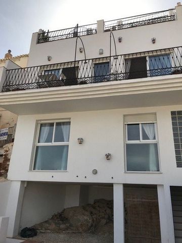 Fantastic house with lots of light and very spacious rooms, located in the centre of Salobreña, distributed over several floors, connected by a staircase with a skylight. On the main entrance, s a hall, a living room with an open kitchen, toilet and ...