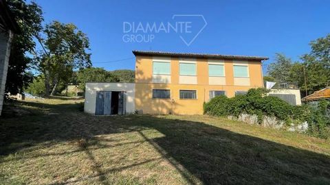 URBANIA (PU), San Lorenzo in Torre: Portion of farmhouse on two levels consisting of: *ground floor apartment of about 80 sqm with kitchen, three bedrooms, hallway and bathroom. *Basement floor of about 150 sqm with various funds for use as cellar an...