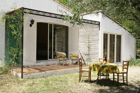 Wat een heerlijke plek! Dit keurige vakantiehuis ligt midden in een grote, mediterrane tuin op loopafstand van het dorpje Vergèze (300 m). Het vakantiehuis is geschakeld aan de villa van de zeer vriendelijke en discrete eigenaren. In je privétuin is ...