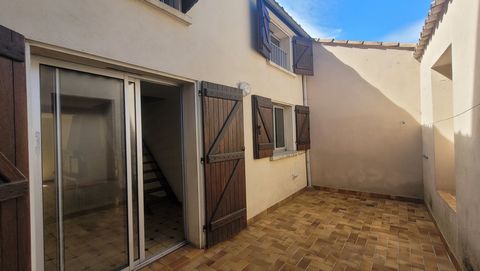 In the heart of downtown Lavelanet, this 106 m² house consists of: Ground Floor: large garage of 50m², laundry room WC On the 1st floor: a living room of 30m² opening onto an intimate terrace, a kitchen, a bedroom and a bathroom with WC On the 2nd fl...