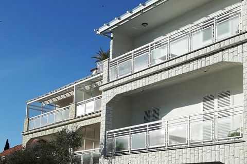 En una zona tranquila ya solo 80 metros de la playa. Cada apartamento tiene una entrada independiente y un hermoso y grande balcón. Puede llegar fácilmente al centro de Biograd a pie, ya que está a solo 800 metros. Hay un total de cuatro playas cerca...
