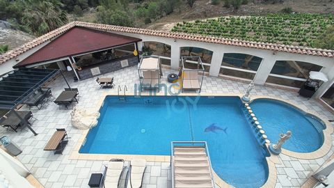 Living area of 550 m2, private accommodation for owners, heated floor, garage of 500 m2, plot of land of 3500 m2 with beach tennis / beach volleyball court in stabilized sand. Borehole that supplies the whole estate (annual water consumption 80 €), h...