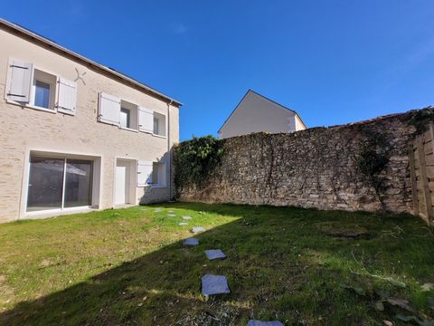 Recent and quality renovation for this old house completely renovated (insulation, electricity, heating, windows, cover, ravallement ...) composed of an entrance on living room with fitted U.S kitchen, wc, upstairs: landing serving a bathroom, bedroo...