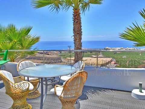 A Luxury World Properties le complace ofrecer un oasis de calma en el pequeño pueblo portuario Alcalá. Solo alrededor de 1 km sobre un distrito costero de Guía de Isora a unos 100 metros sobre el nivel del mar en una pendiente, la finca ofrece un ref...