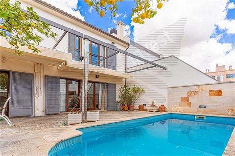 House with pool in Son Espanyolet area. This house has an area of approximately 304m2. It consists of a living room and a dining room on two levels, fitted and equipped kitchen with office area, 5 bedrooms, wardrobes, 3 bathrooms (1 en suite), parque...