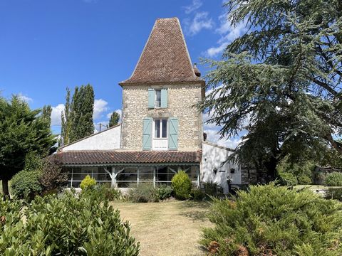Located in the Lot-et-Garonne department, very close to the magnificent village of Villeréal and on the border of the Dordogne with its beautiful castles and villages. A pretty house with a barn and large garden around it. Bergerac airport 30 minutes...
