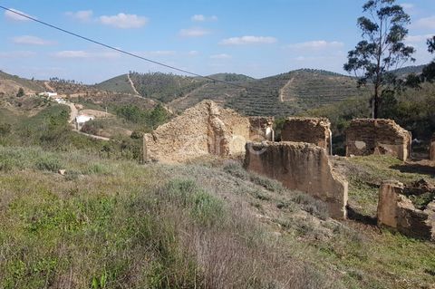 Identificação do imóvel: ZMPT554259 Amazing Farm in the Algarve mountains, with land and ruins to recover in the area of ​​Carrapateira, São Marcos da Serra, Silves. Excellent business opportunity for those looking to live in the tranquility of the c...