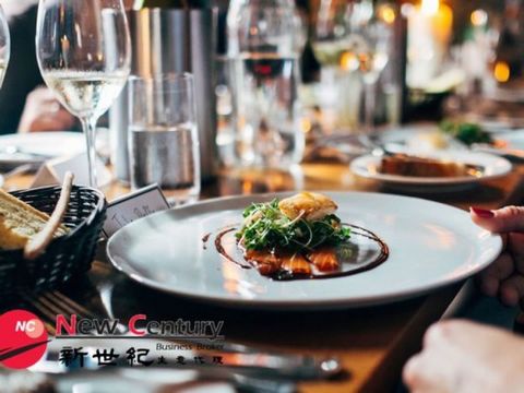 LICENSED RESTAURANT --GLEN IRIS-- #7715542 restaurant * LOCATED IN A BUSY LOCATION IN GLEN IRIS * The shop is beautifully renovated and has 70+ seats * $10,000 per week * Low weekly rent of $946, new lease can be signed * Fully licensed with full com...