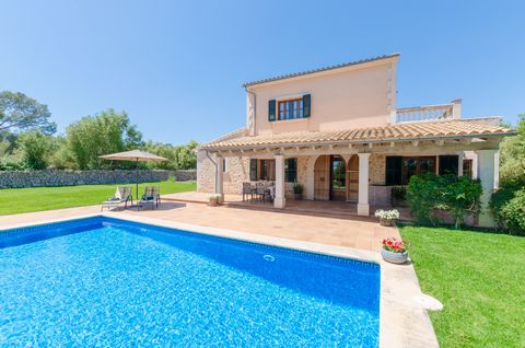 Welcome to this fantastic villa, with a private pool and accommodation for 4 guests, on the outskirts of Lloret de Vistalegre. The exteriors of this amazing country house are so beautiful. In front of a two-storey precious construction, there you hav...