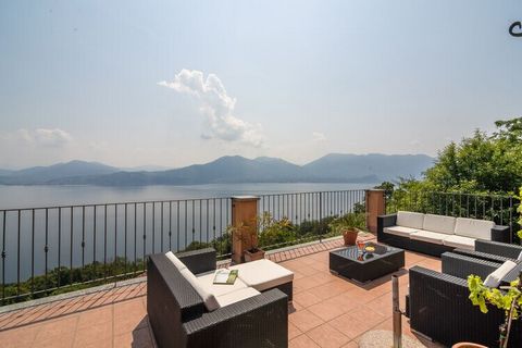 Een panoramische residentie met uitzicht op het Lago Maggiore. Het is een gezinsvriendelijke woning met een mooi zwembad en een solarium. De woning beschikt over een moderne woon- en eetkamer, een luxe keuken, 2 slaapkamers en een badkamer. Er kunnen...