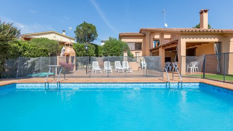 Villa Els Cipresos is a house located in a quiet residential area (Puigventós), 7 Km from center of Lloret de Mar and 8 Km from the beach. The complex has a great private club, with tennis courts, swings for the children, swimming pools and bars. Exc...