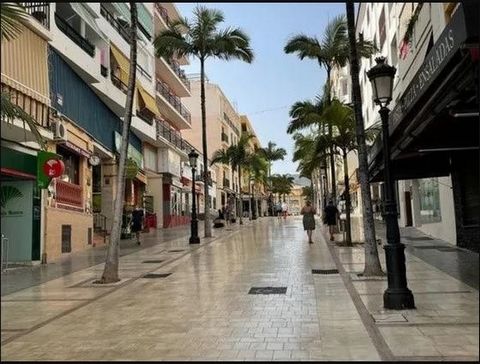 Imposing corner commercial premises in the heart of Arroyo de la Miel - Benalmádena, just 100 meters from Av. García Lorca.~~Commercial premises of 140 meters fully glazed with furniture and non-load-bearing walls, it can be diaphanous without inconv...