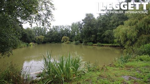 A24622LP56 - This well stocked fishing lake is a must for carp fishing enthusiasts, beautifully landcaped with a shelter. Information about risks to which this property is exposed is available on the Géorisques website : https:// ...