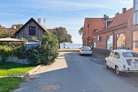 Welcome to this newly renovated 19th-century stone house in the charming fishing village of Skillinge, almost as close to the sea as you can get! Here you get a unique opportunity to experience the genuine atmosphere of a picturesque old village whil...