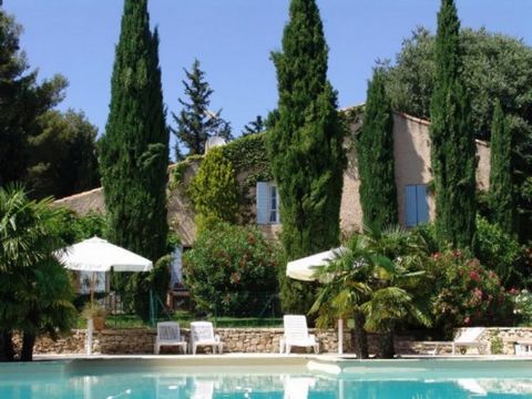 Location villa Provence. Très beau mas provençal situé en pleine campagne et au calme à seulement quelques minutes du centre d’Aix en Provence. Sur un jardin de 2 ha, cette demeure offre une belle piscine de 14x7m. L’endroit est idéal pour ceux reche...