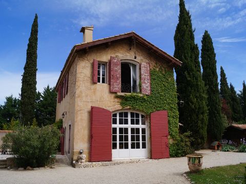 Ferienhaus Aix en Provence - Bouches du Rhône. Sehr schöne Eigenschaft, die auf einem 1 ha Park besteht aus zwei alten renovierten Gebäude mit Schwimmbad 16x5 m Durch seine Lage in unmittelbarer Nähe von Aix en Provence, diese Eigenschaft ist ideal f...